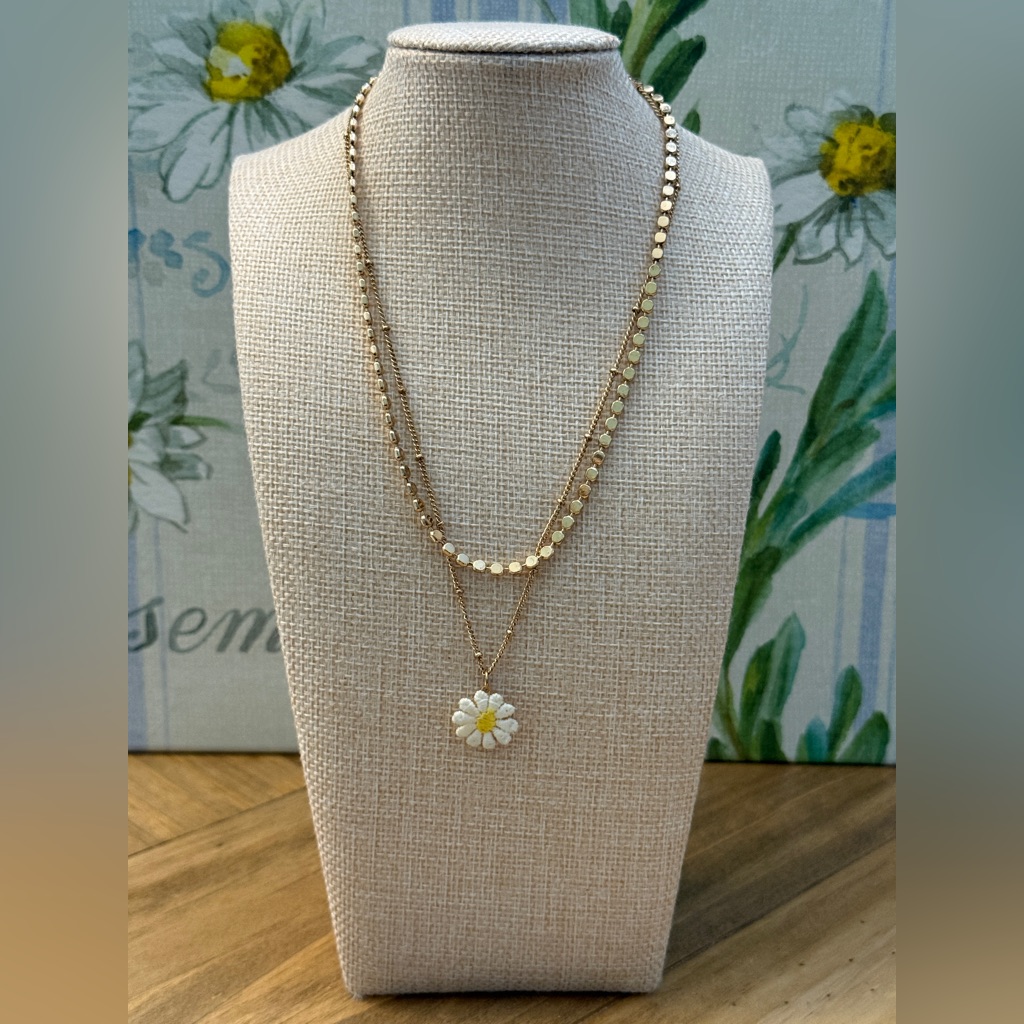 1946 Women’s Gold Tone Daisy Layered Necklace